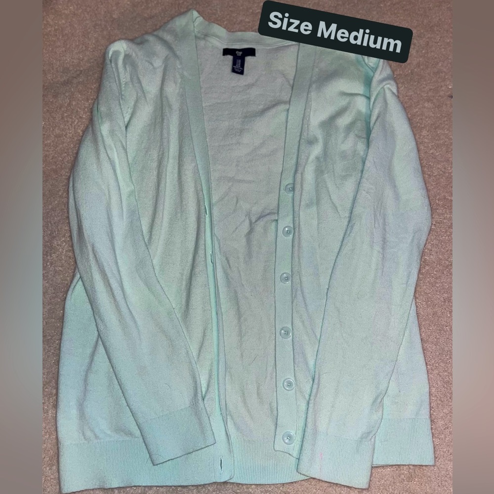 🩵🩵 Women’s baby blue Gap cardigan. Medium